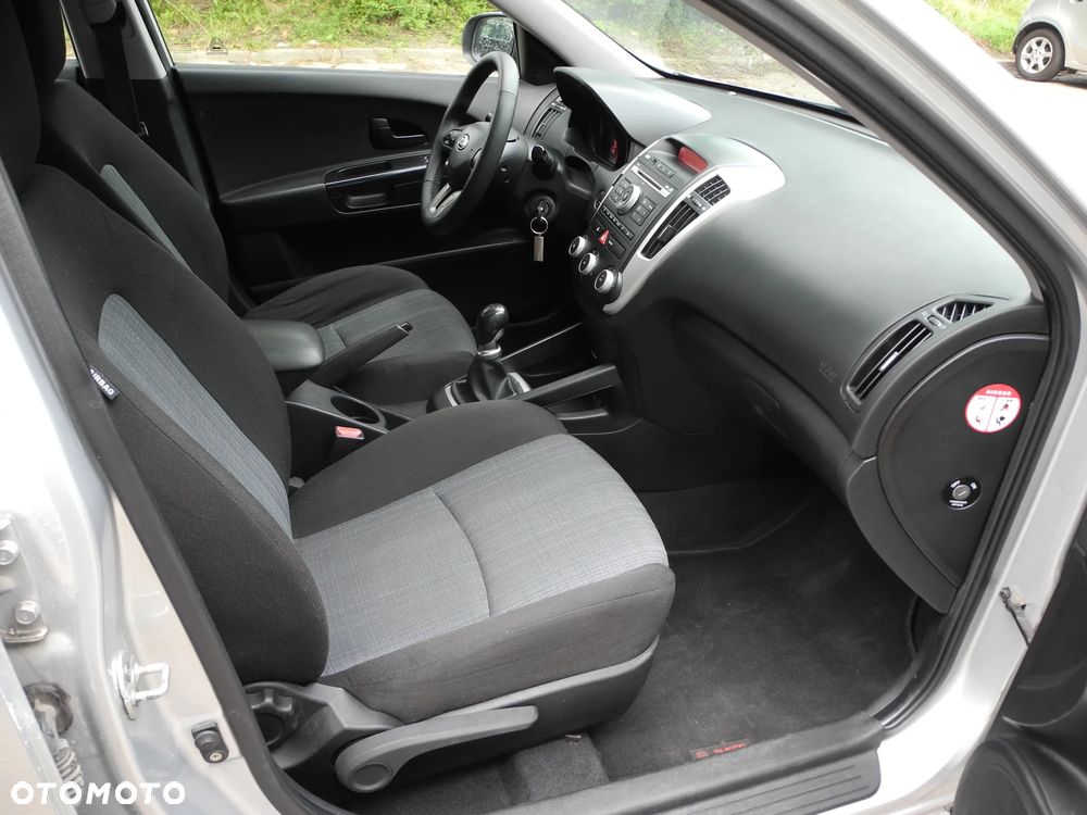 Kia Ceed - 13