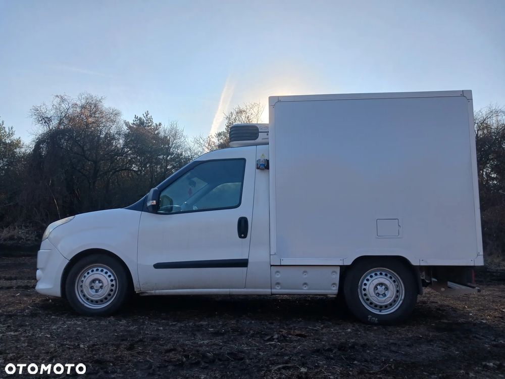 Fiat Doblo 1.3 TDI 90KM 2014r Izoterma Chłodnia Mroźnia Agregat Carrier Xarios 200 230v Zasilanie zew - 11