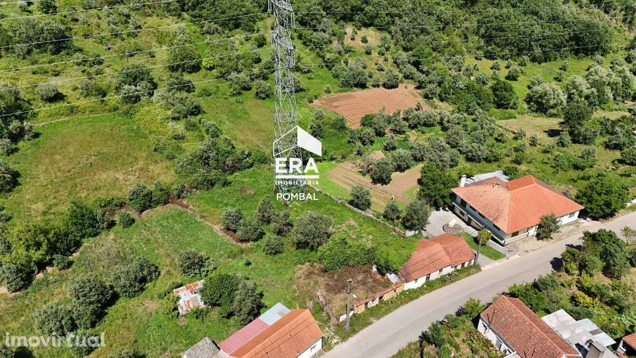 Moradia para reconstrução inserida em terreno de 858m2 em Ansião - Grande imagem: 4/13