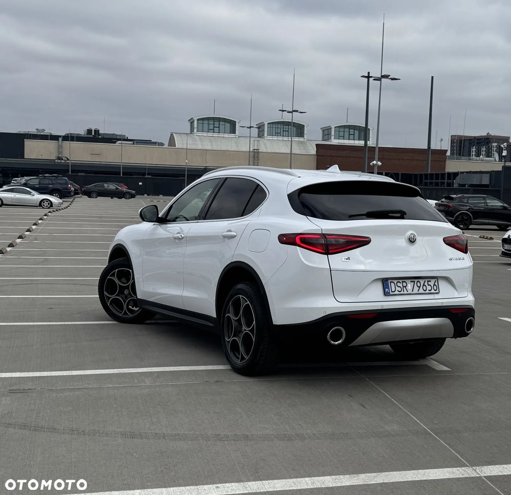 Alfa Romeo Stelvio 2.0 Turbo 16V AT8-Q4 Ti - 4