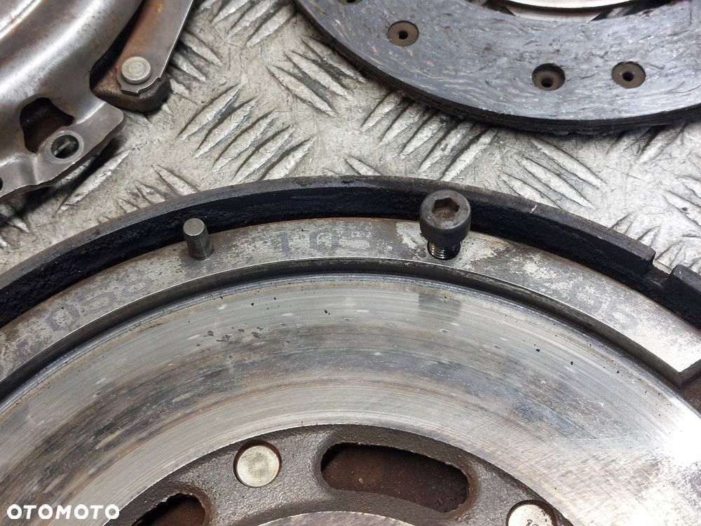KOŁO DWUMASOWE + TARCZA + DOCISK AUDI A4 B5 1.8 20V 058105266 - 3