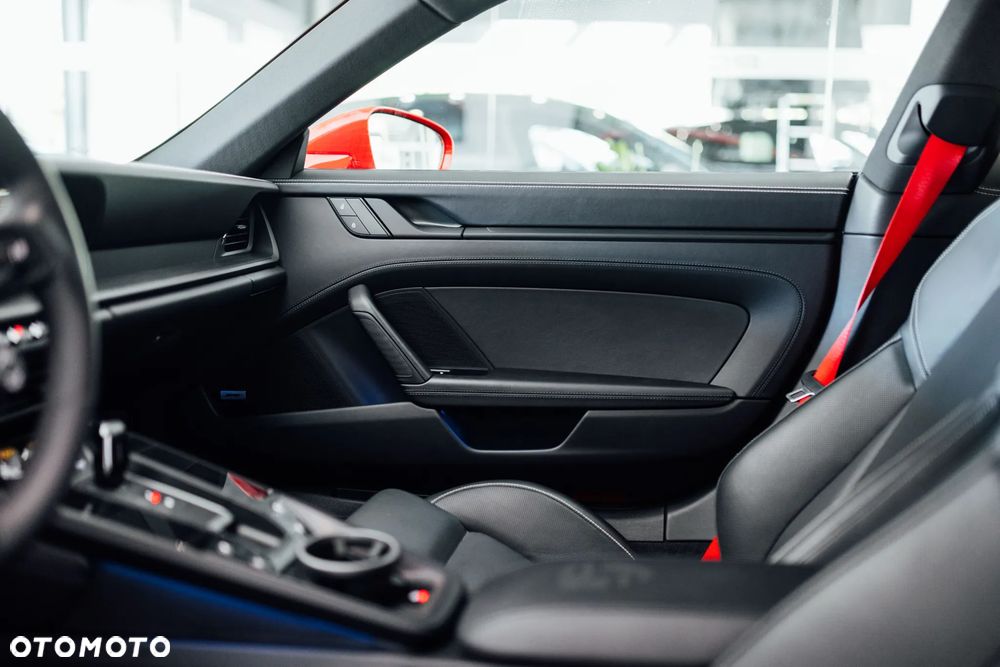 Porsche 911 Carrera 4 GTS - 21