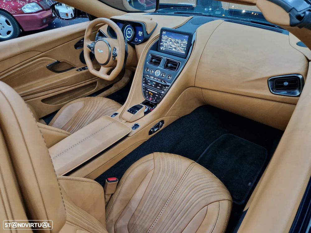 Aston Martin DB11 Volante V8 - 16
