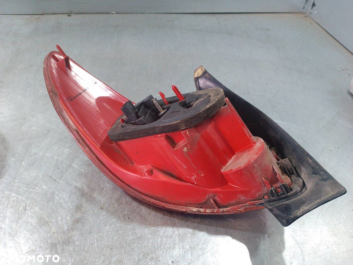 LAMPA TYLNA PRAWA PEUGEOT 206 HATCHBACK - 4