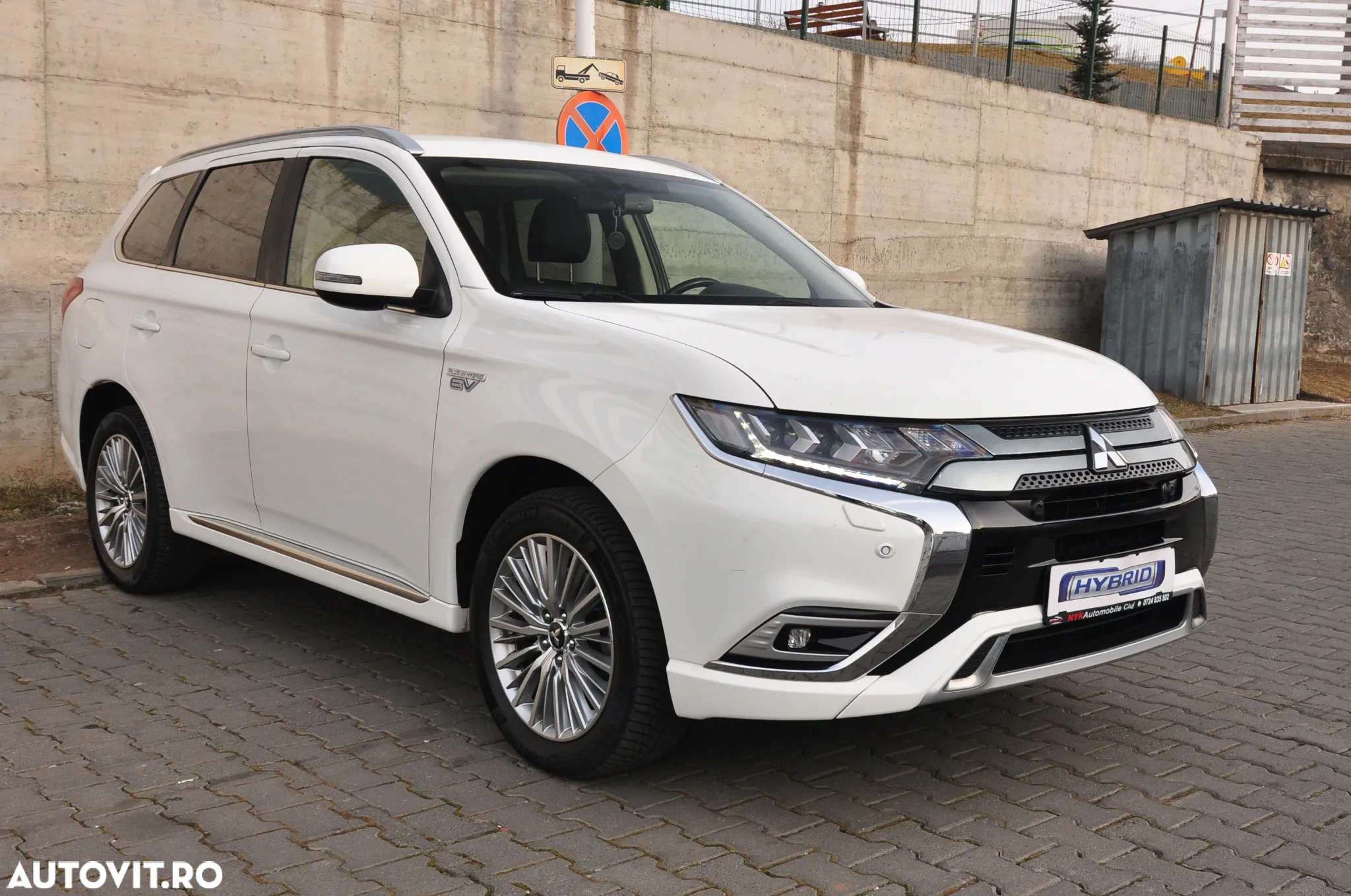 Mitsubishi Outlander 2.4 4WD Plug-In Hybrid - 2