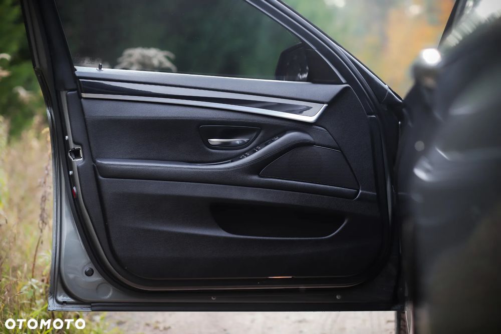 BMW Seria 5 520d xDrive - 17