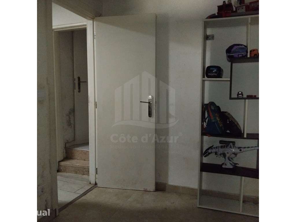 Prédio com 2 apartamentos para recuperar em Sesimbra, Castelo - Grande imagem: 4/21