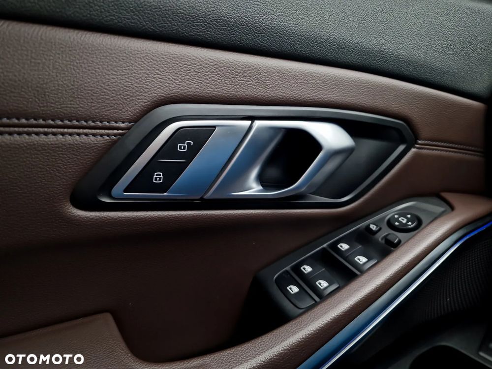 BMW Seria 3 320d xDrive mHEV - 13