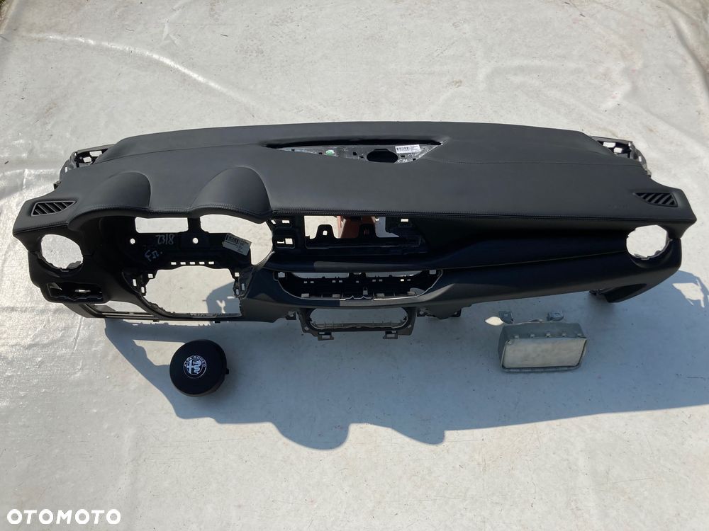ALFA ROMEO GIULIA STELVIO TONALE DESKA KONSOLA KOKPIT PULPIT PÓŁKA PARAPET PODUSZKI POWIETRZNE KIEROWCY PASAZERA KOLANOWE KOLAN KOLANOWA PODUSZKA POWIETRZNA AIRBAG SRS AIR BAG PASY PAS naprawa SKÓRA USA KANADA CANADA DASHBOARD LEATHER  REPAIR - 19