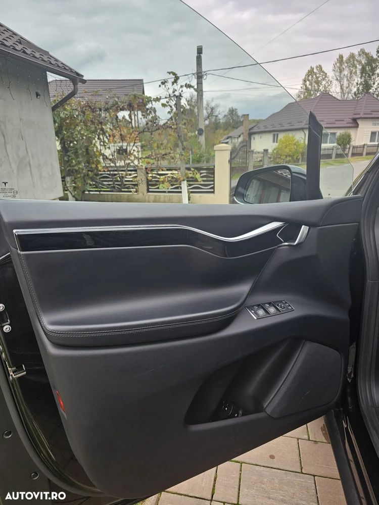 Tesla Model X - 23