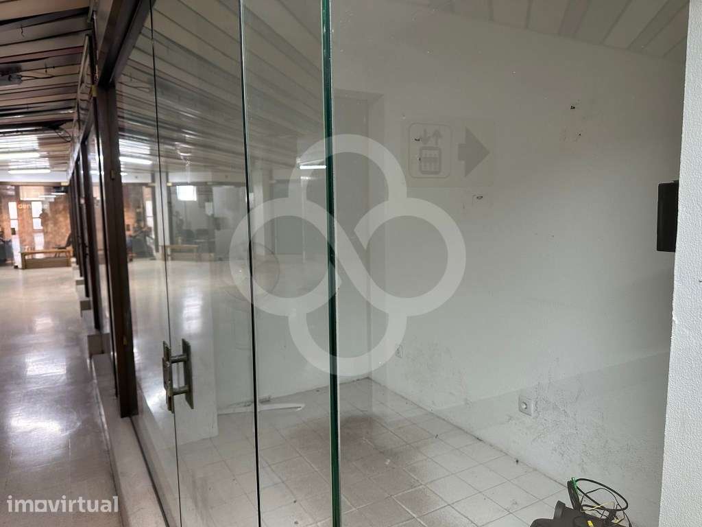 Loja renovada no Shopping Centre das Pedralvas em Benfica Lisboa - Grande imagem: 4/26
