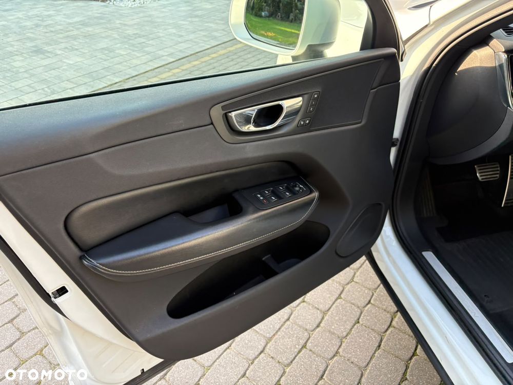 Volvo XC 60 T5 AWD R-Design - 17