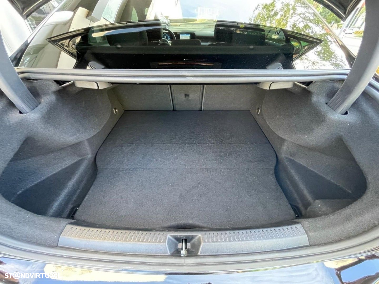 Mercedes-Benz A 250 Limousine e AMG Line - 29