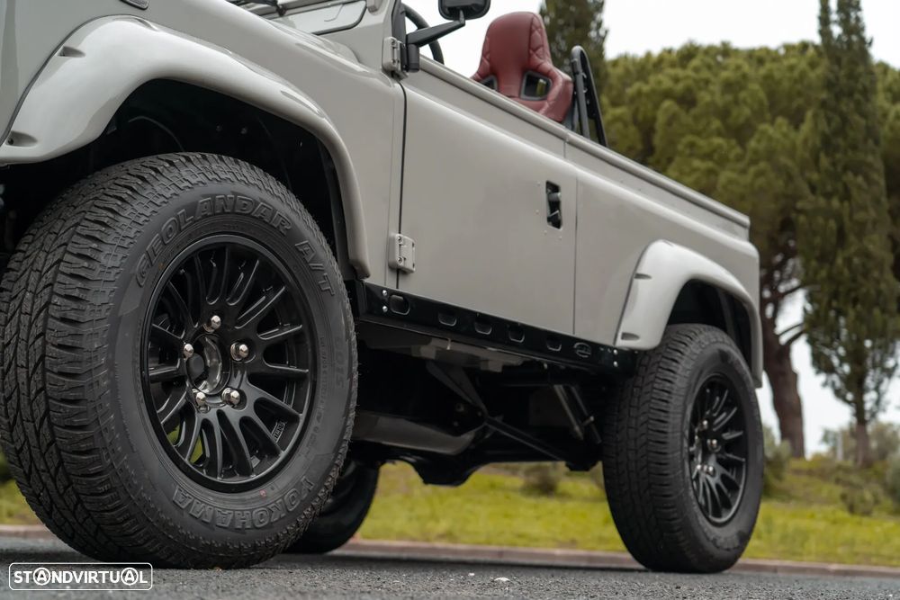 Land Rover Defender - 5