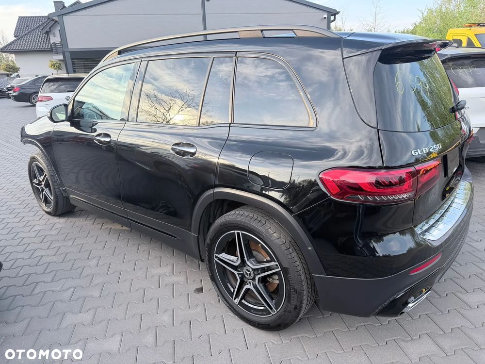 Mercedes-Benz GLB - 1