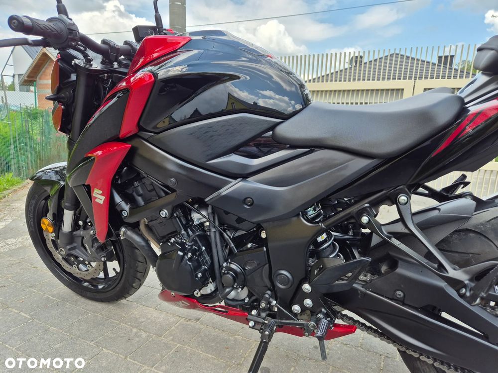 Suzuki GSX - 28