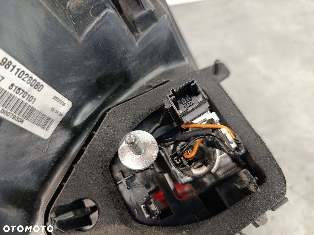 LAMPA TYLNA LEWA PEUGEOT 5008 II 9811028080 81570101 - 2