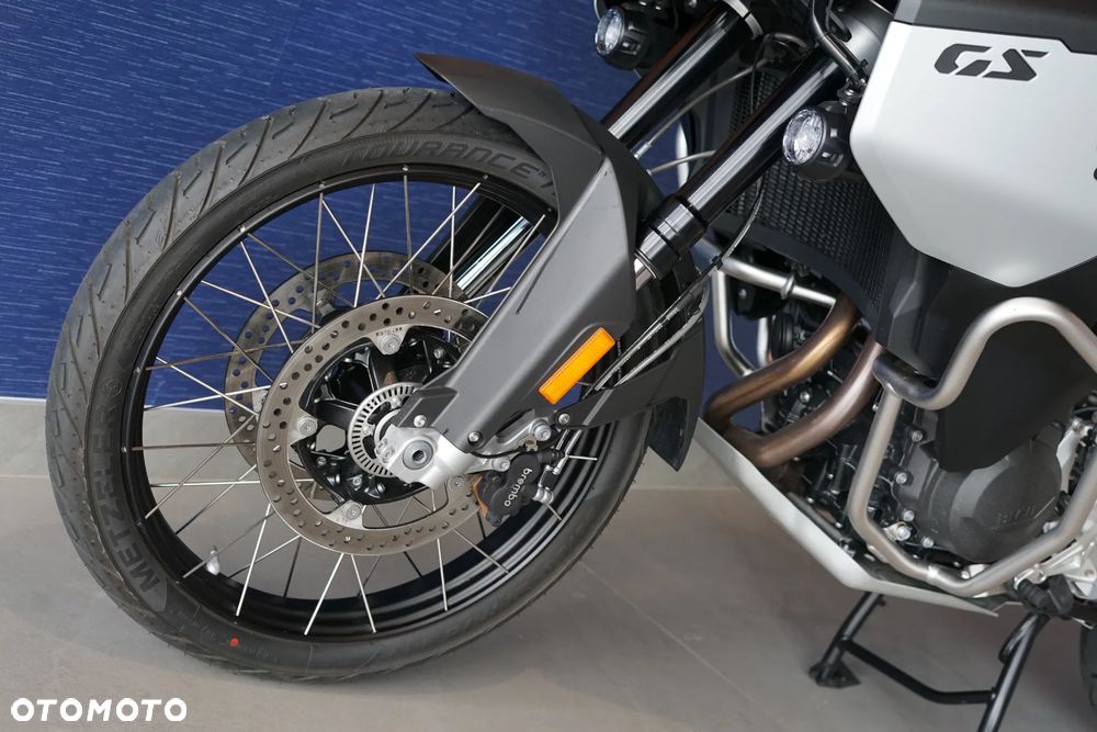 BMW F - 25