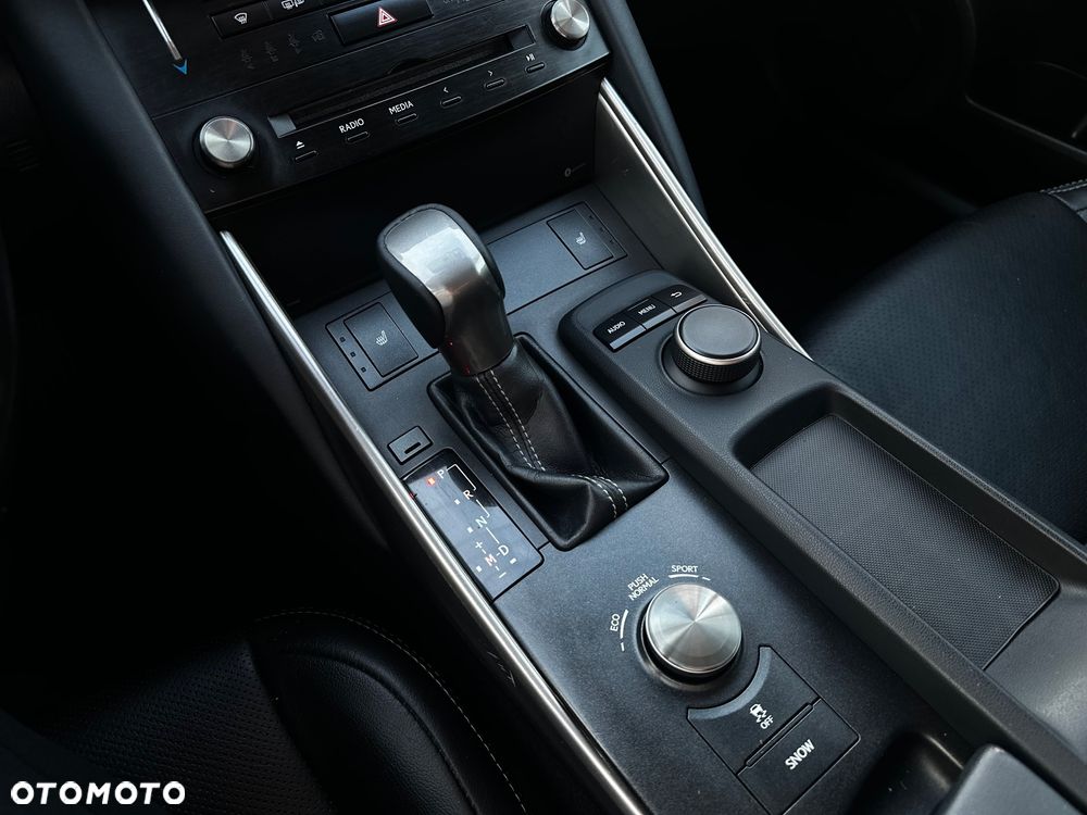 Lexus IS - 33