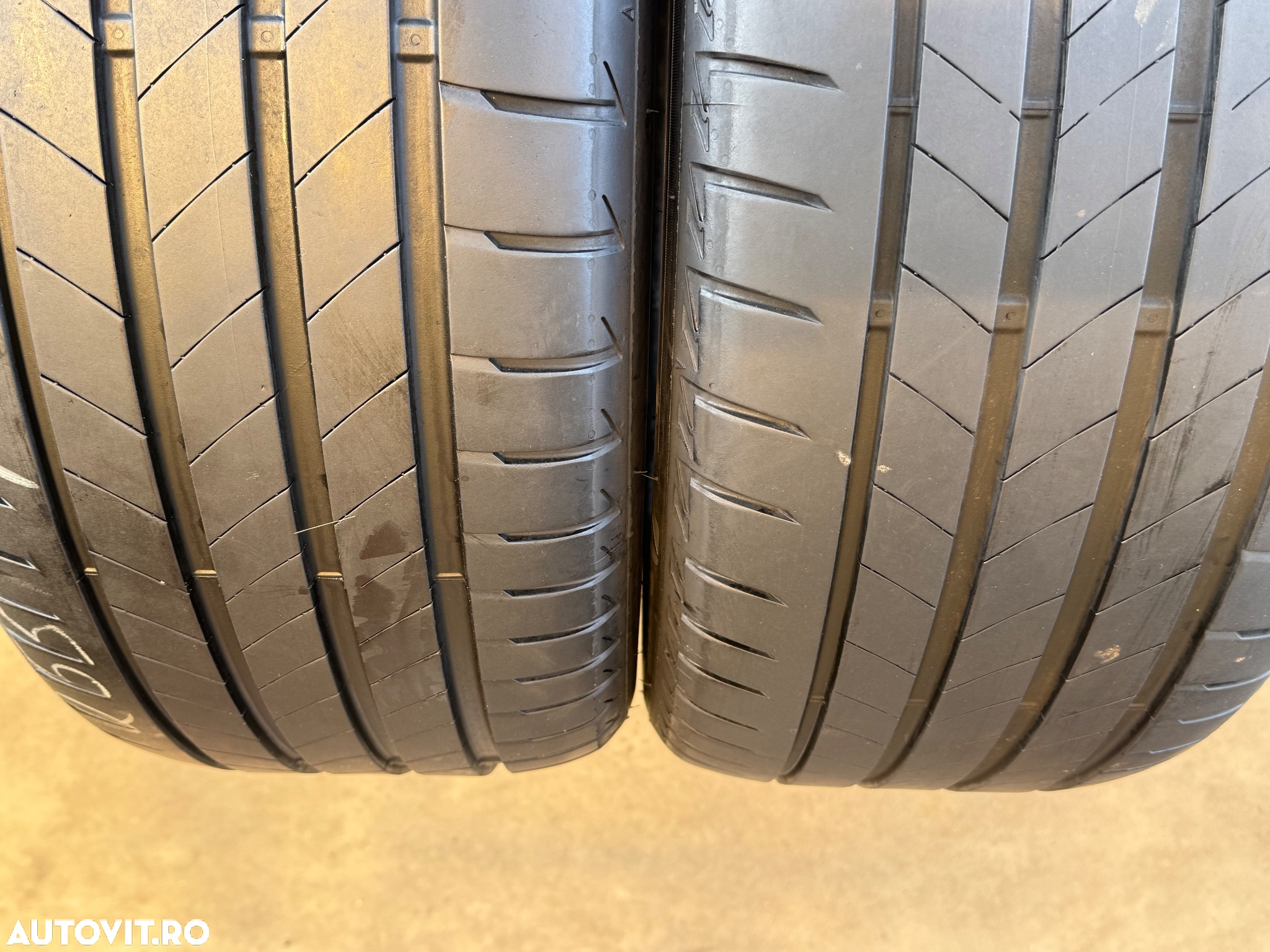 Vând 2 anvelope 255/45/19 bridgestone de vară foarte bune - 2