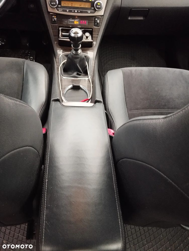 Toyota Avensis 2.0 D-4D Premium - 9