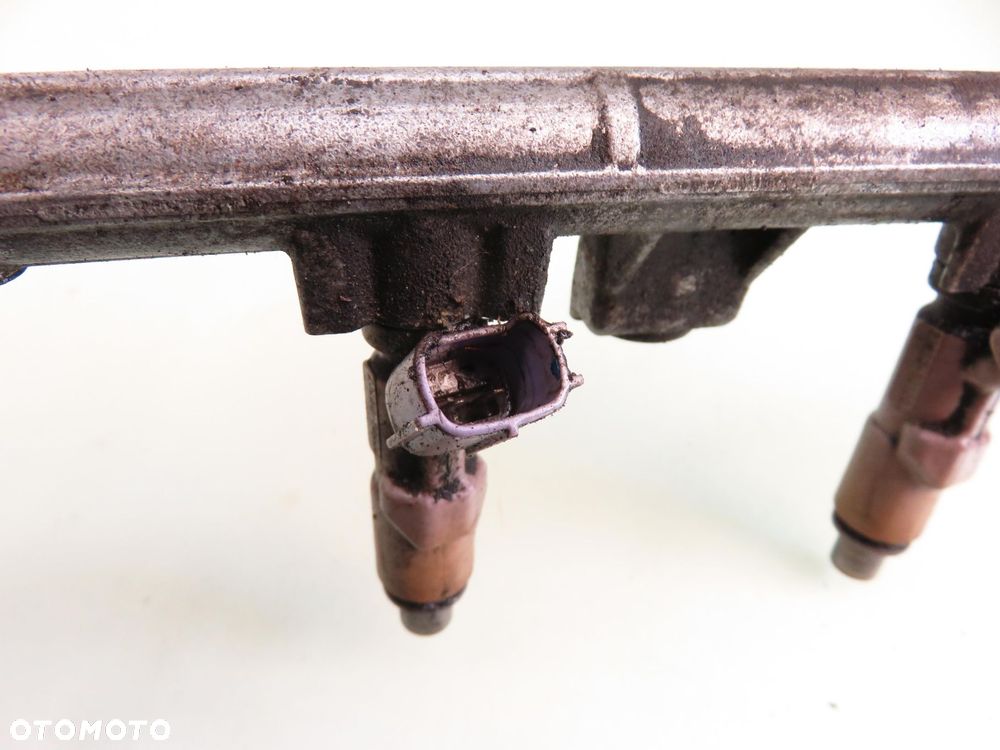 LISTWA WTRYSKOWA LEXUS IS I 200 - 4