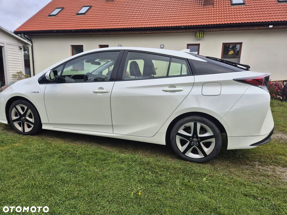 Toyota Prius 2017 photo 2