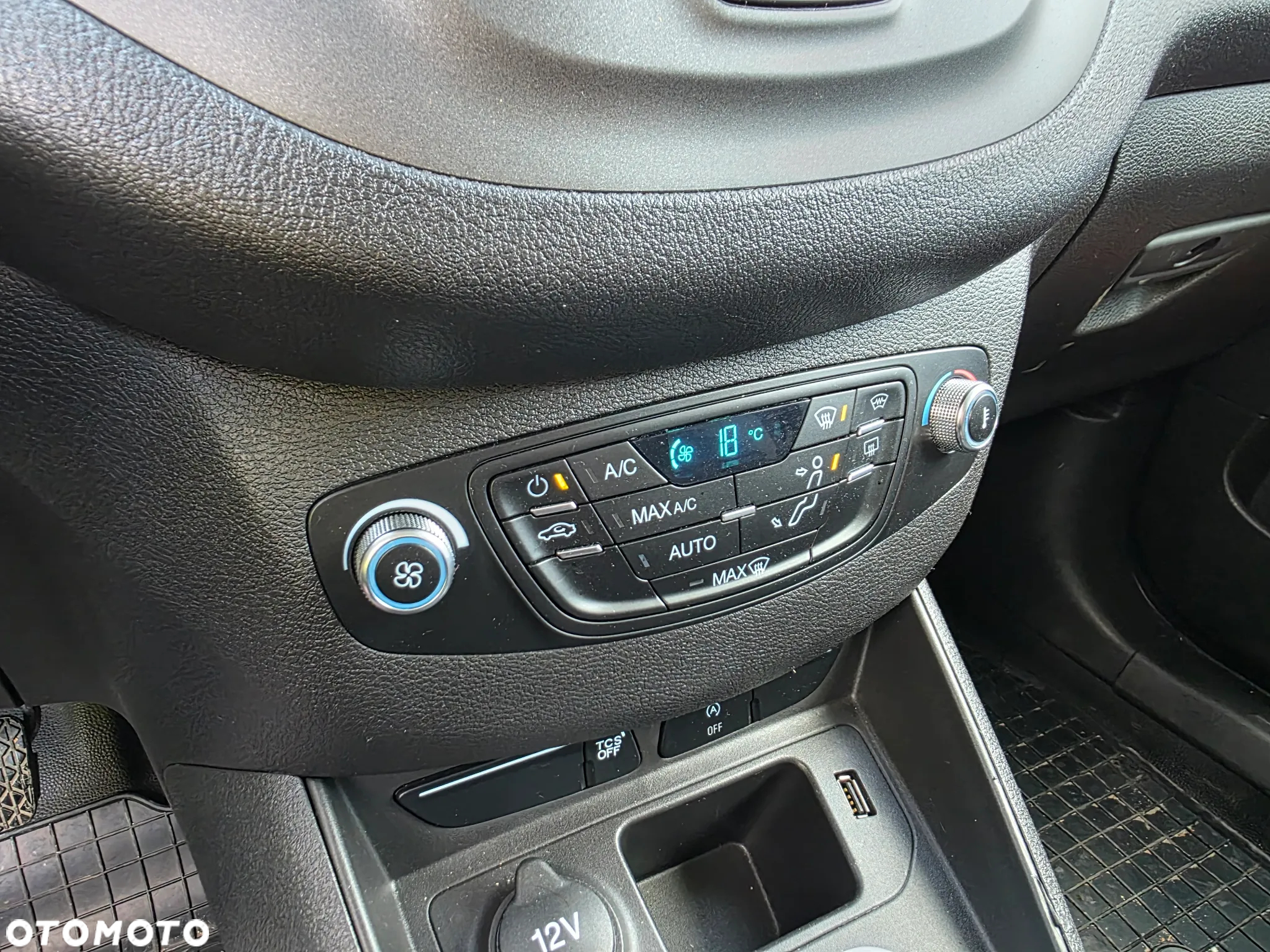 Ford Transit Courier - 17