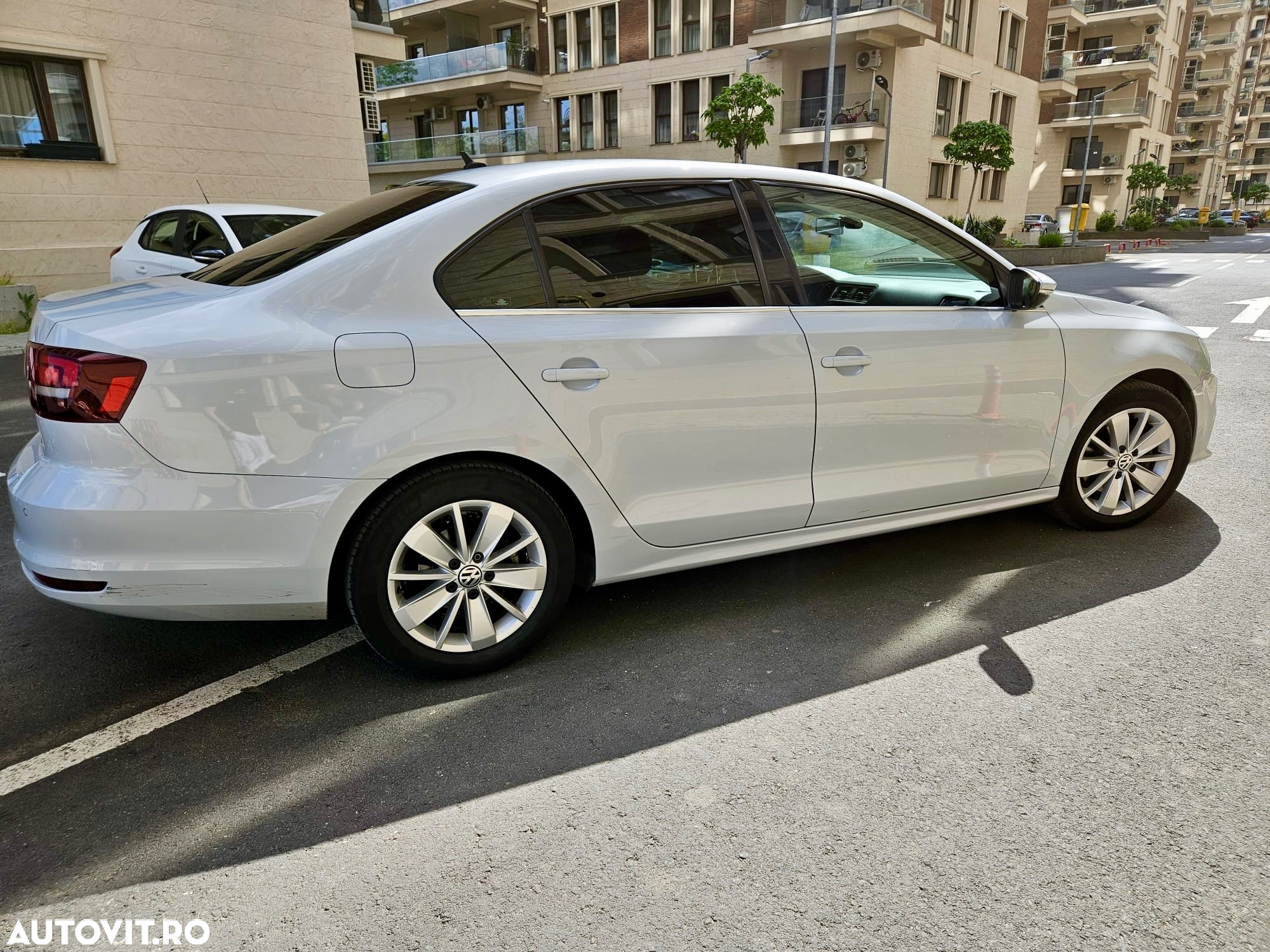 Volkswagen Jetta 2.0 TDI DSG Comfortline - 5