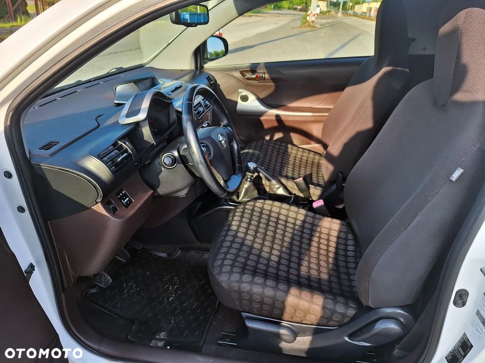 Toyota iQ 1.0 + - 7