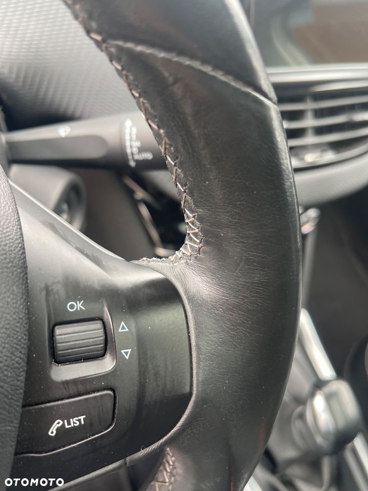 Peugeot 2008 1.2 VTi Allure - 27