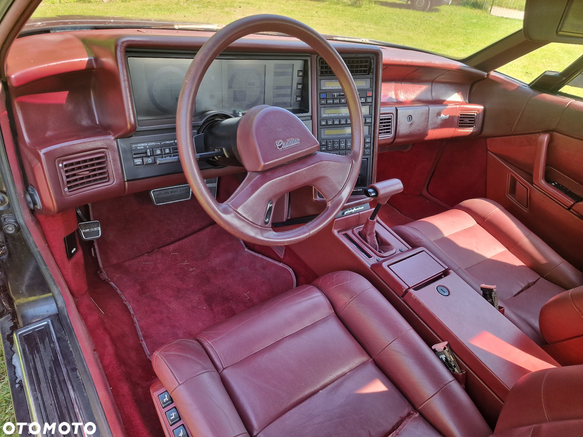 Cadillac Allante - 14