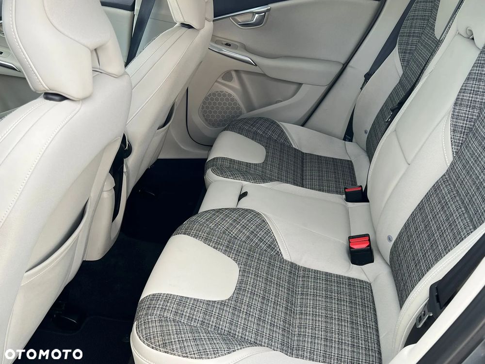 Volvo V40 Cross Country D3 Momentum - 23