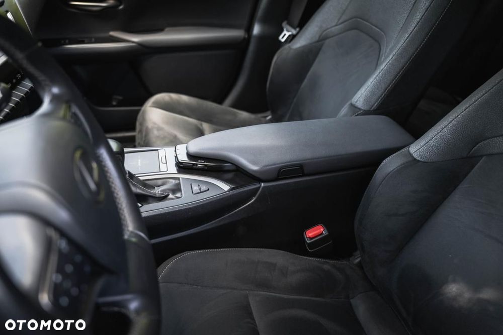 Lexus UX - 27