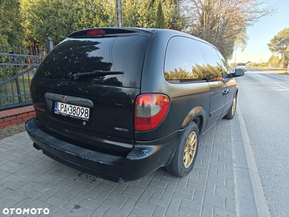 Chrysler Town & Country - 4