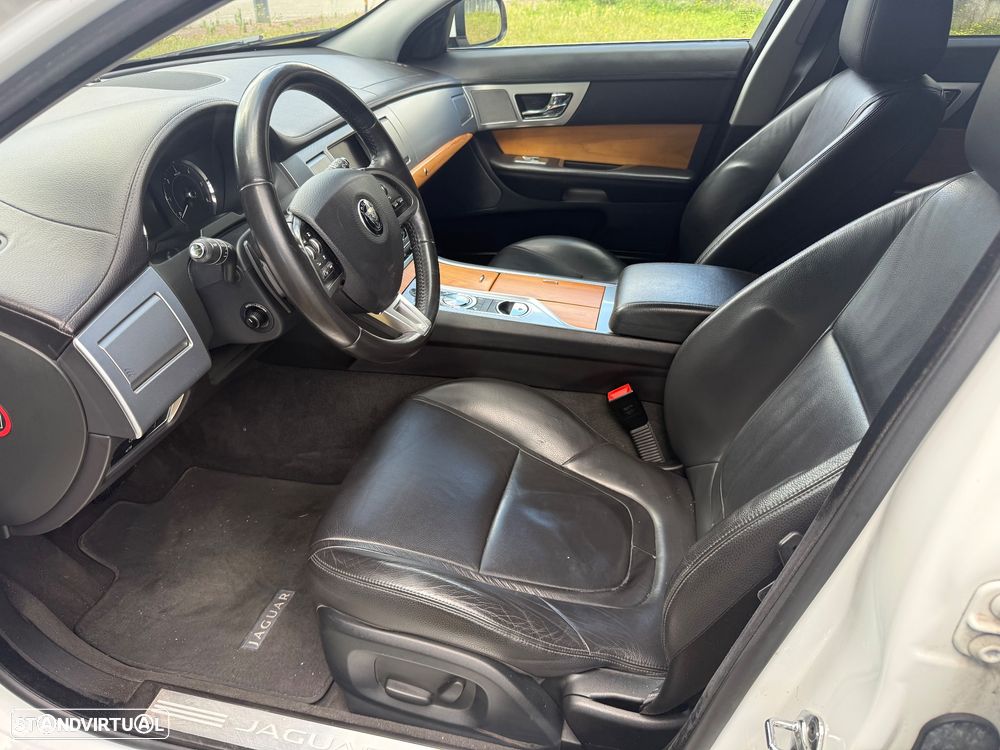 Jaguar XF Sportbrake 2.2 D Luxury - 7