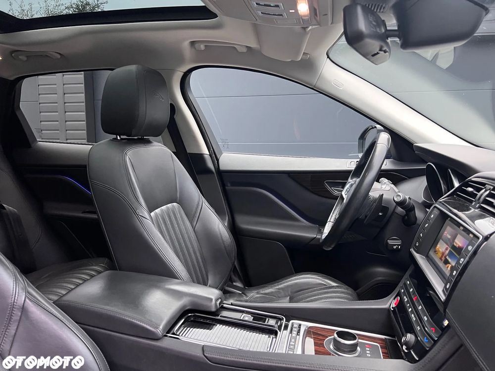 Jaguar F-Pace 25d AWD Portfolio - 17