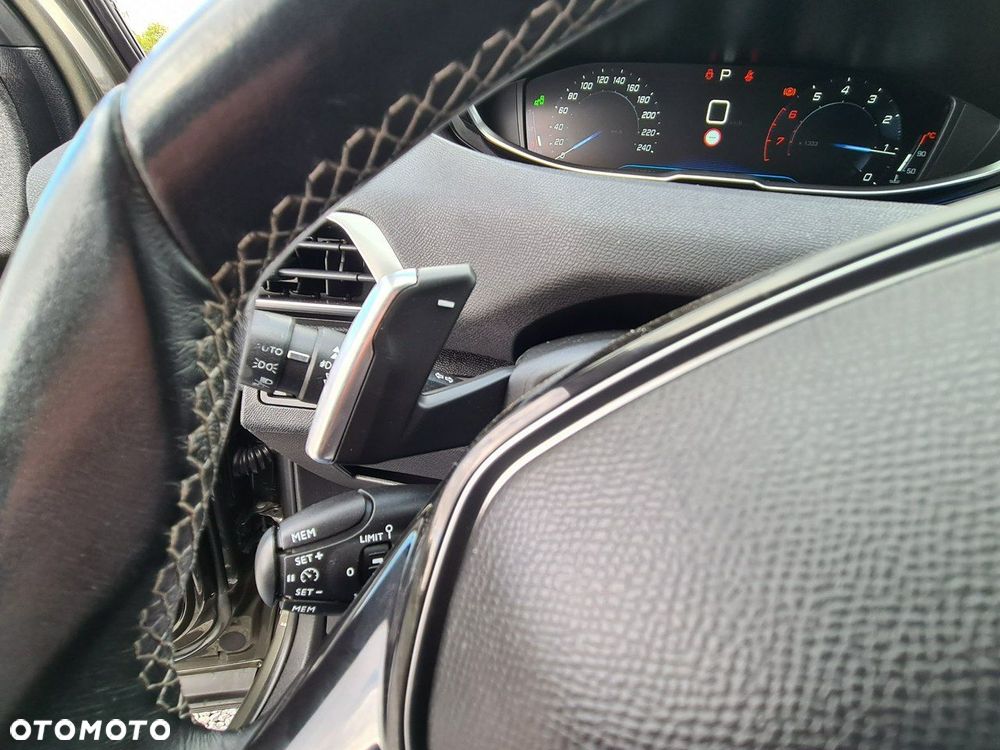 Peugeot 3008 1.2 PureTech Allure S&S EAT6 - 22