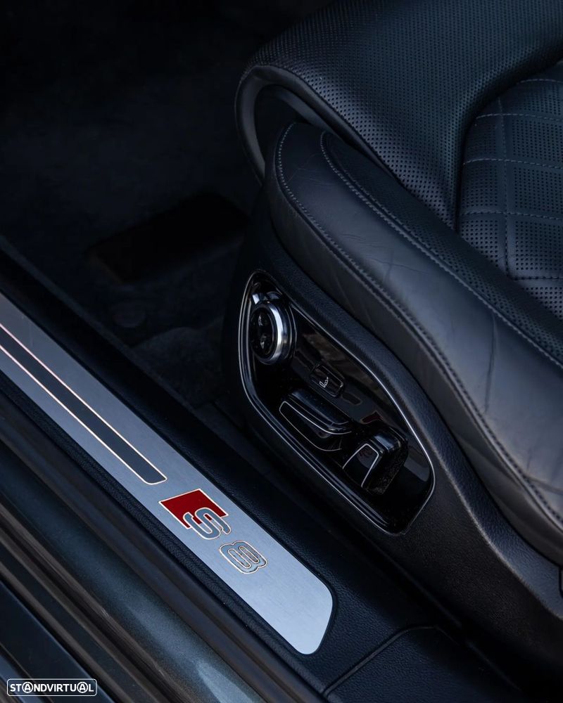 Audi S8 - 12