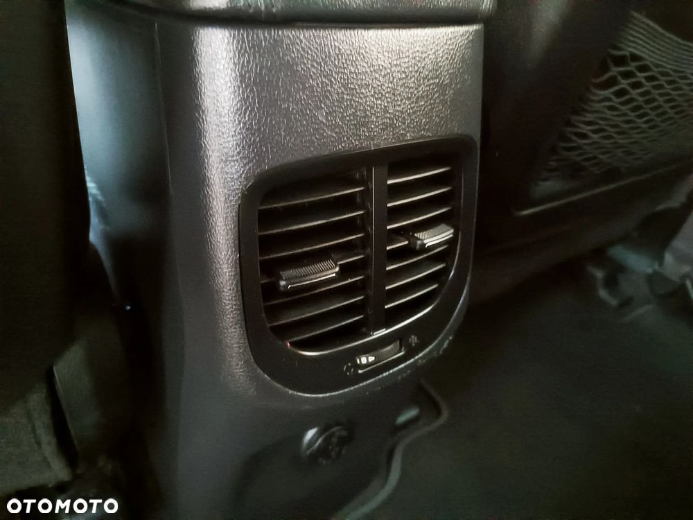 Kia Carens 1.6 GDI Dream Team Edition - 35