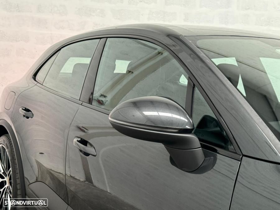 Porsche Macan Electric 4 - 16