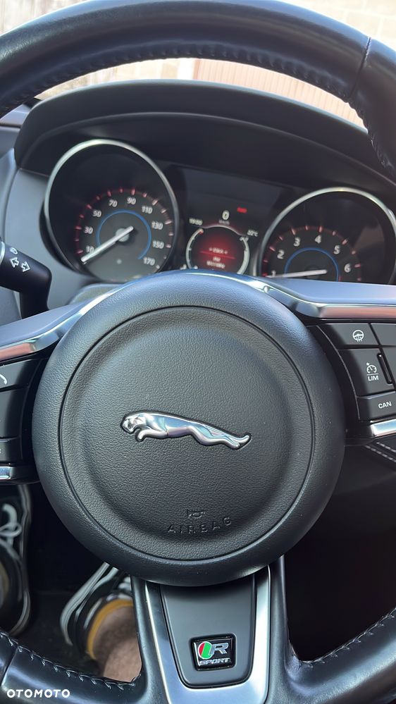 Jaguar XE - 8
