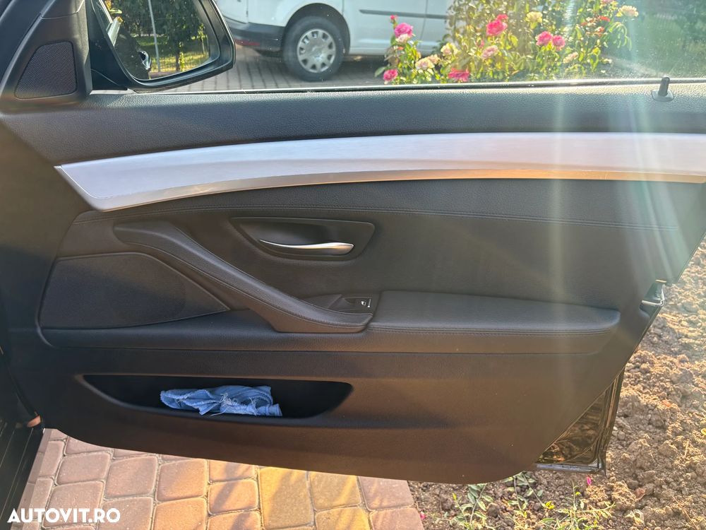 BMW Seria 5 520d xDrive - 24
