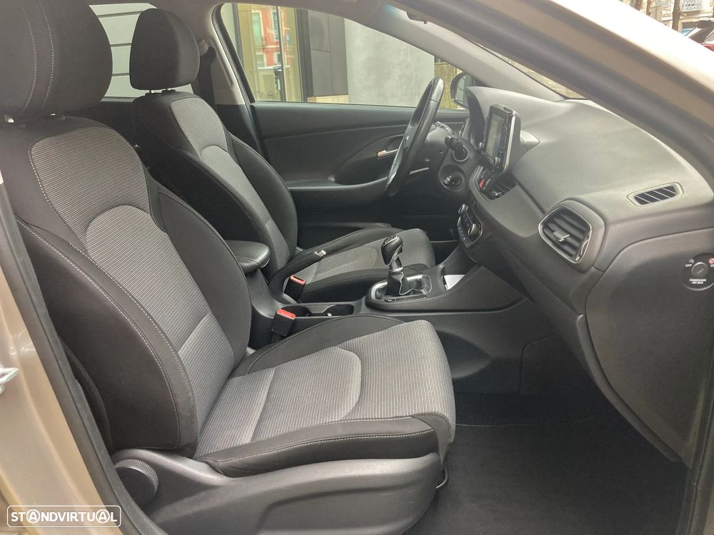 Hyundai i30 SW 1.6 CRDi Comfort+Navi - 14