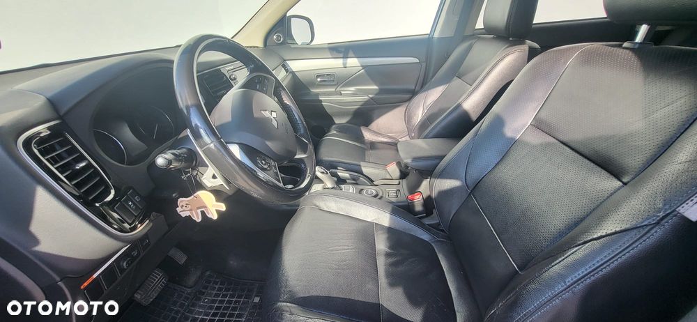 Mitsubishi Outlander Instyle NAVI + - 11