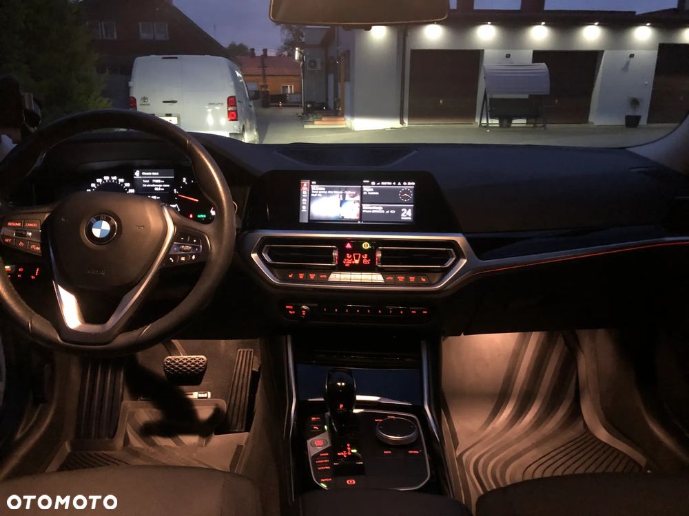 BMW Seria 3 318d mHEV - 16