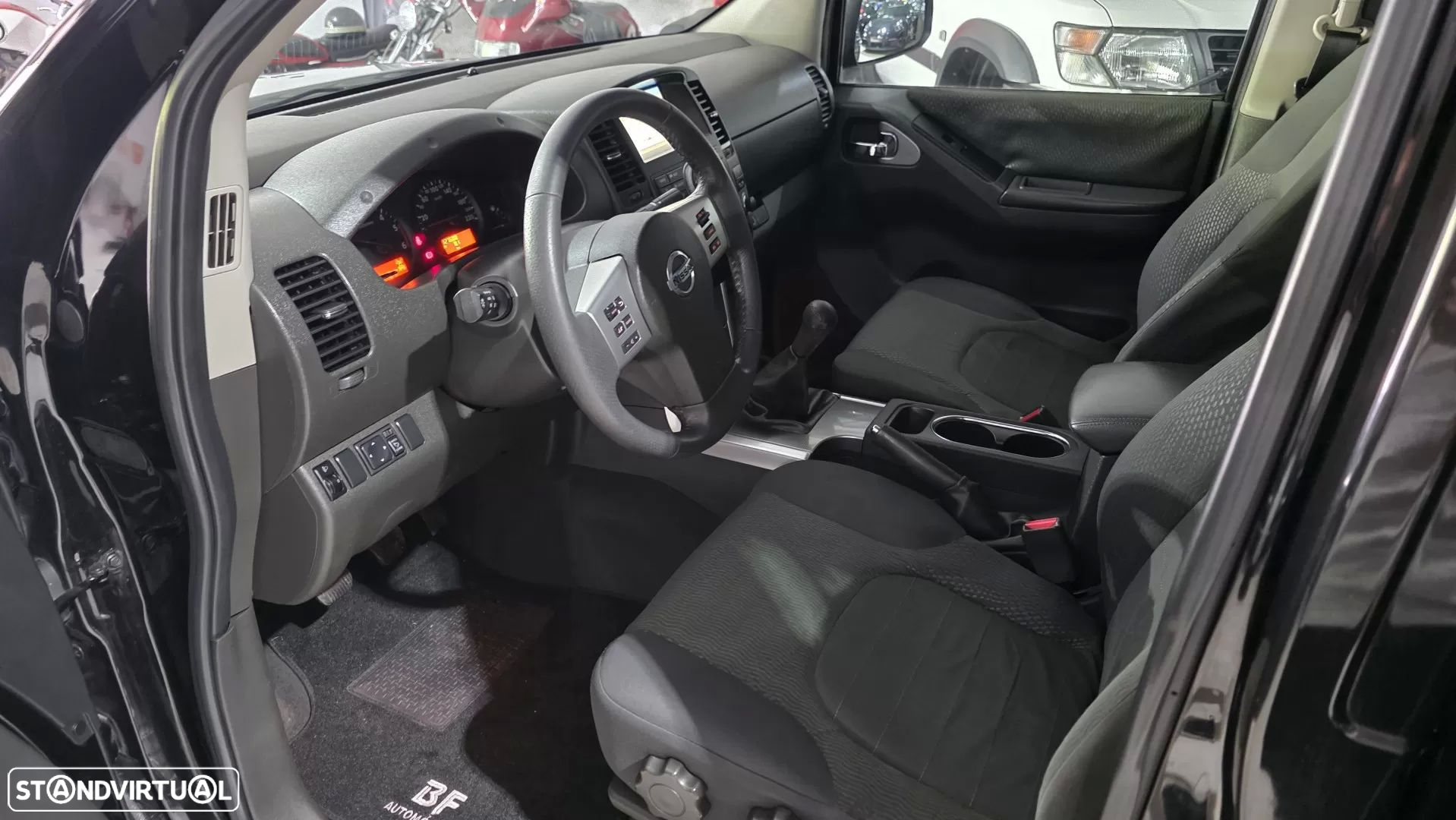 Nissan Navara 2.5 dCi CD LE Hi-Tech +P.Premium 4WD - 6