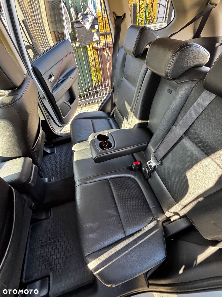 Mitsubishi Outlander 2.0 Intense + Navi 4WD CVT - 28