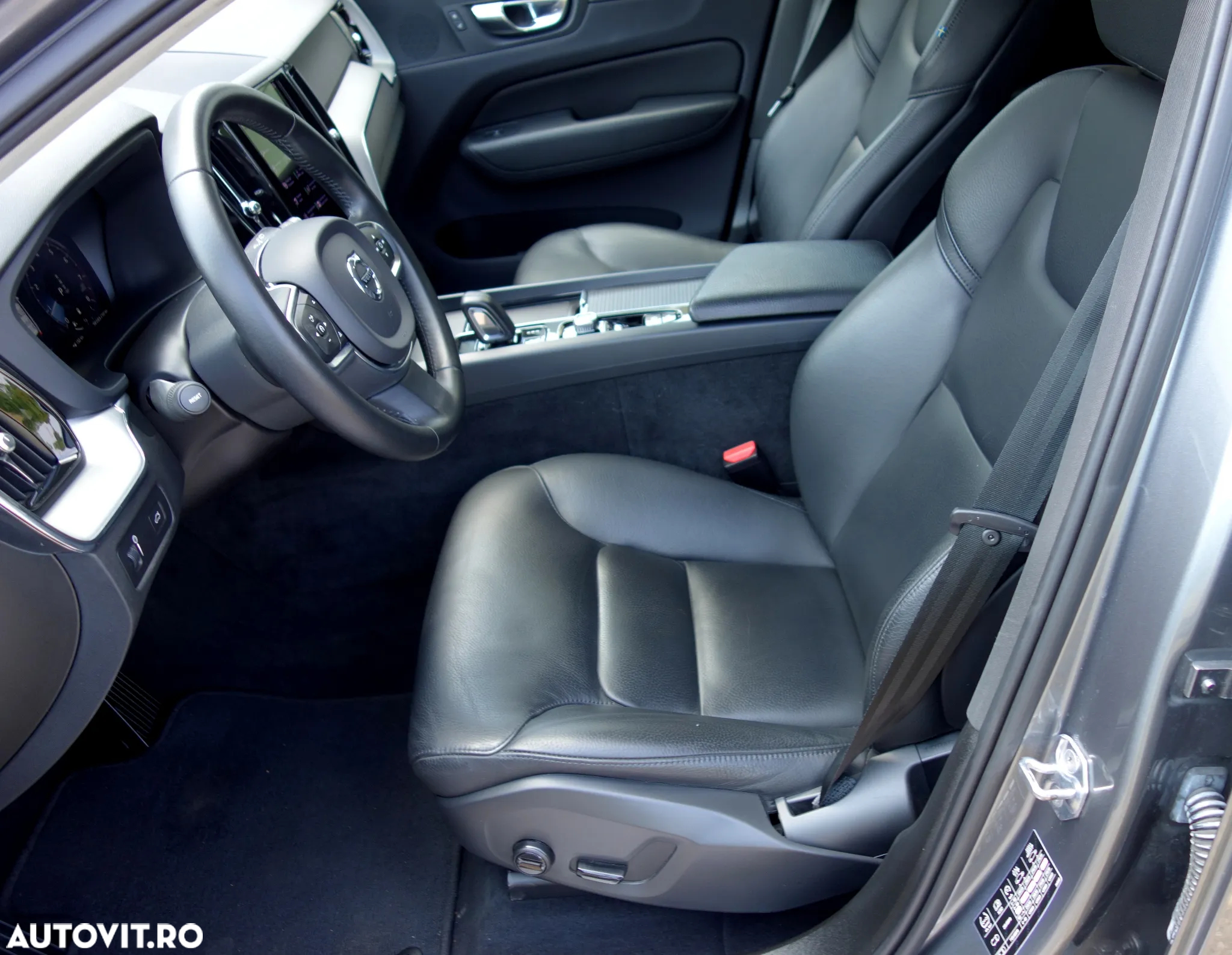 Volvo XC 60 B4 MHEV AT8 FWD Momentum - 16