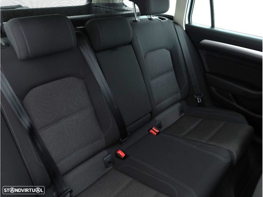 VW Passat Variant 2.0 TDI Business DSG - 28